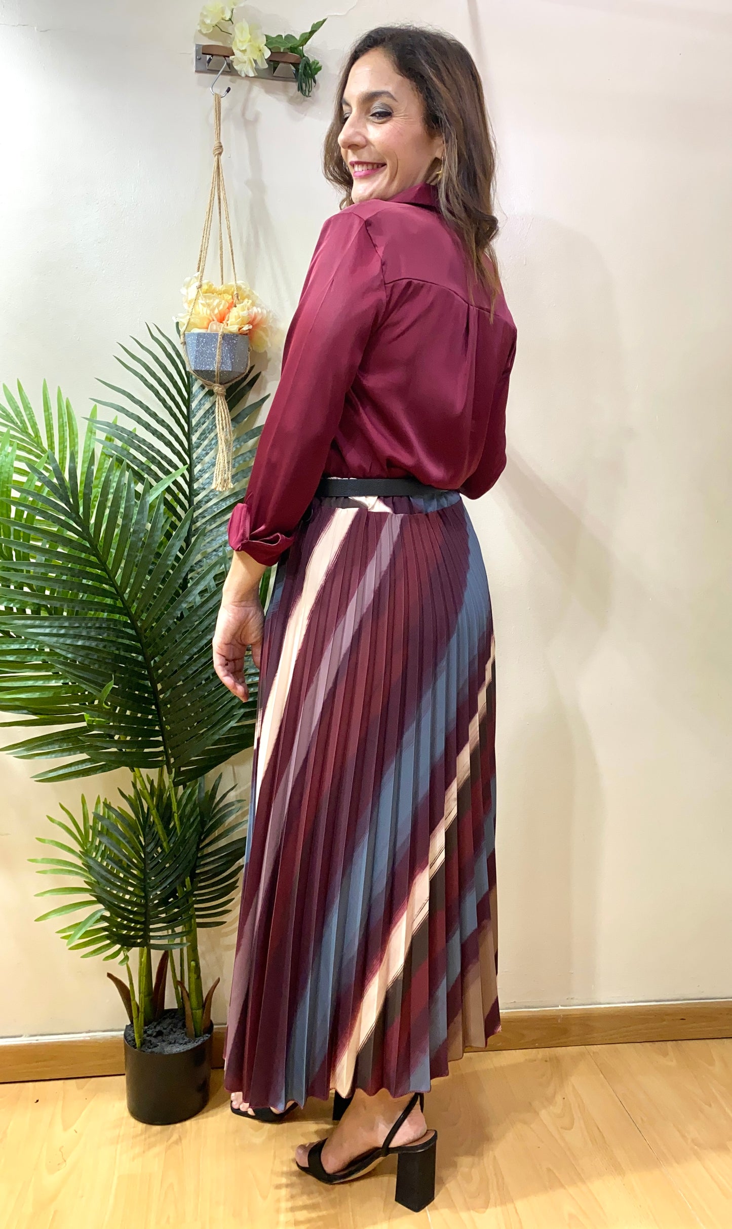 Camisa satinada burdeos