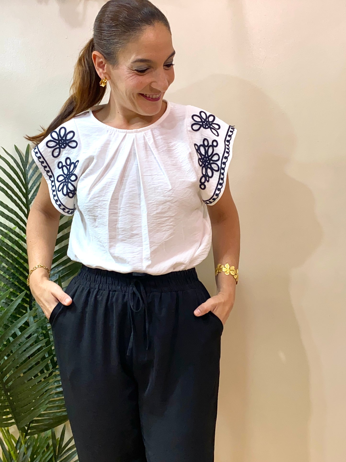 Blusa con bordados en mangas