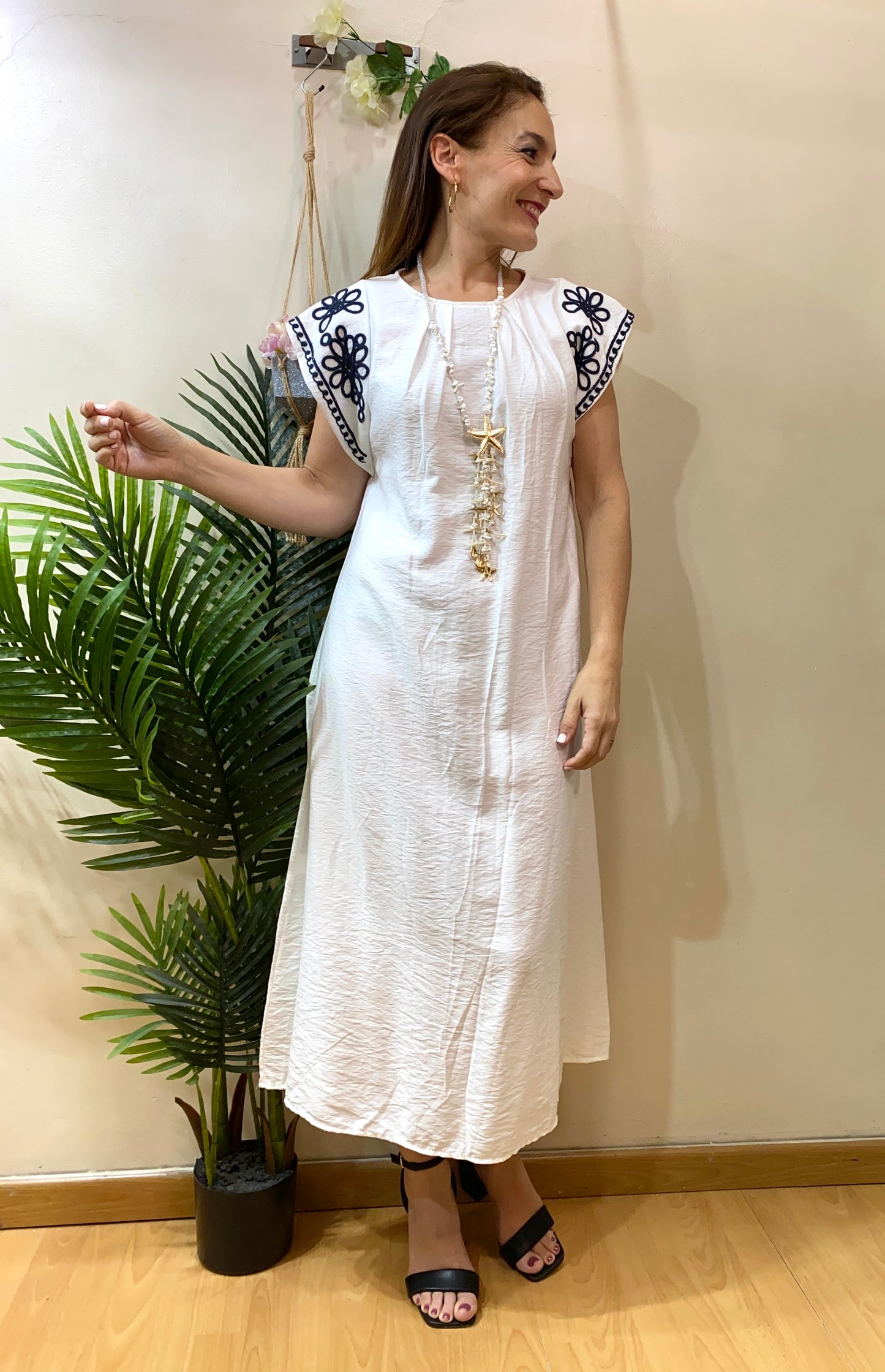 Vestido fluido con bordados