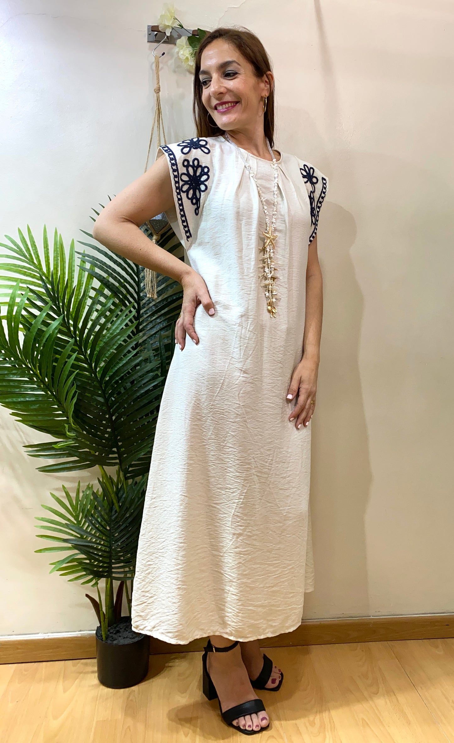 Vestido fluido con bordados