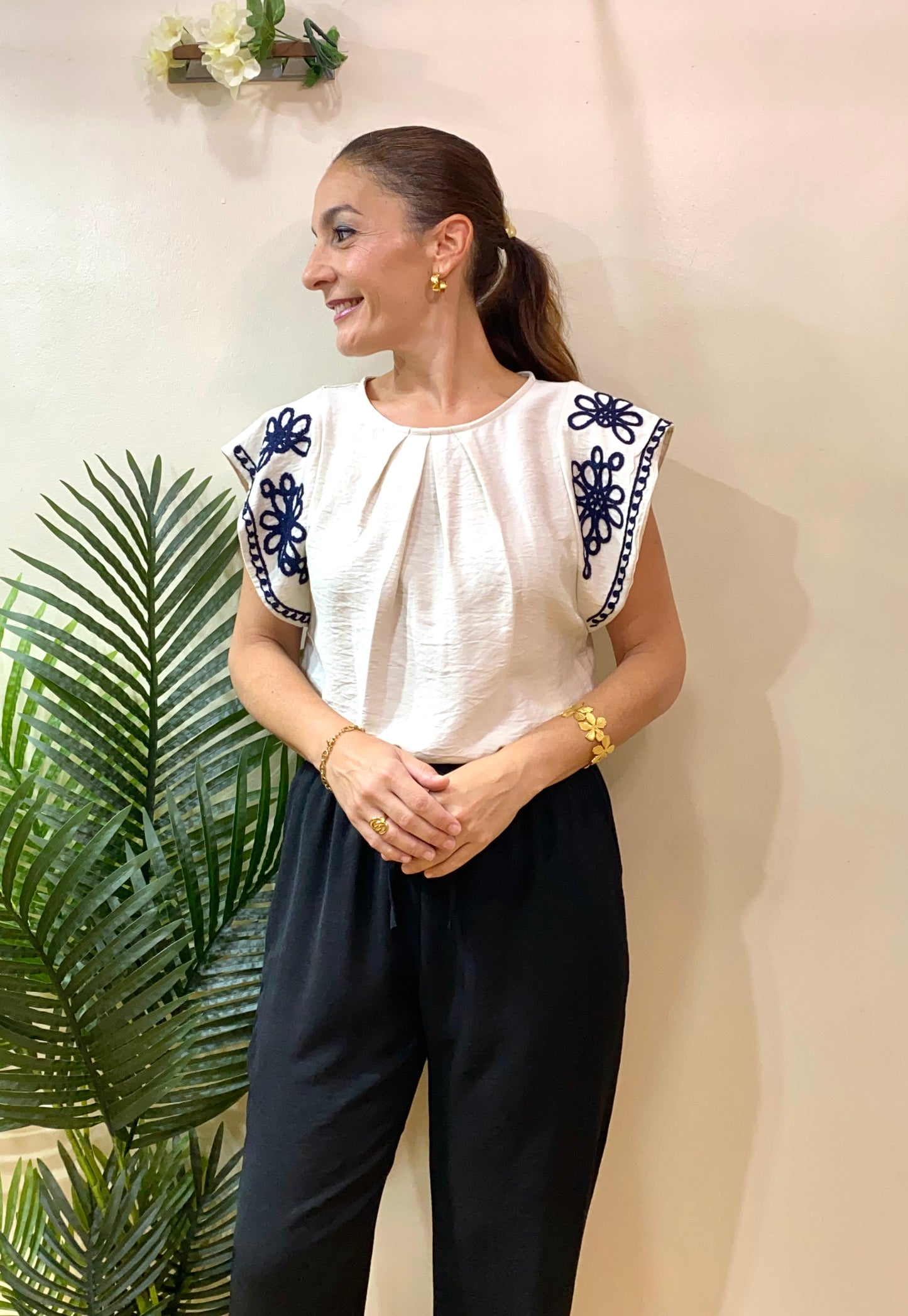 Blusa con bordados en mangas