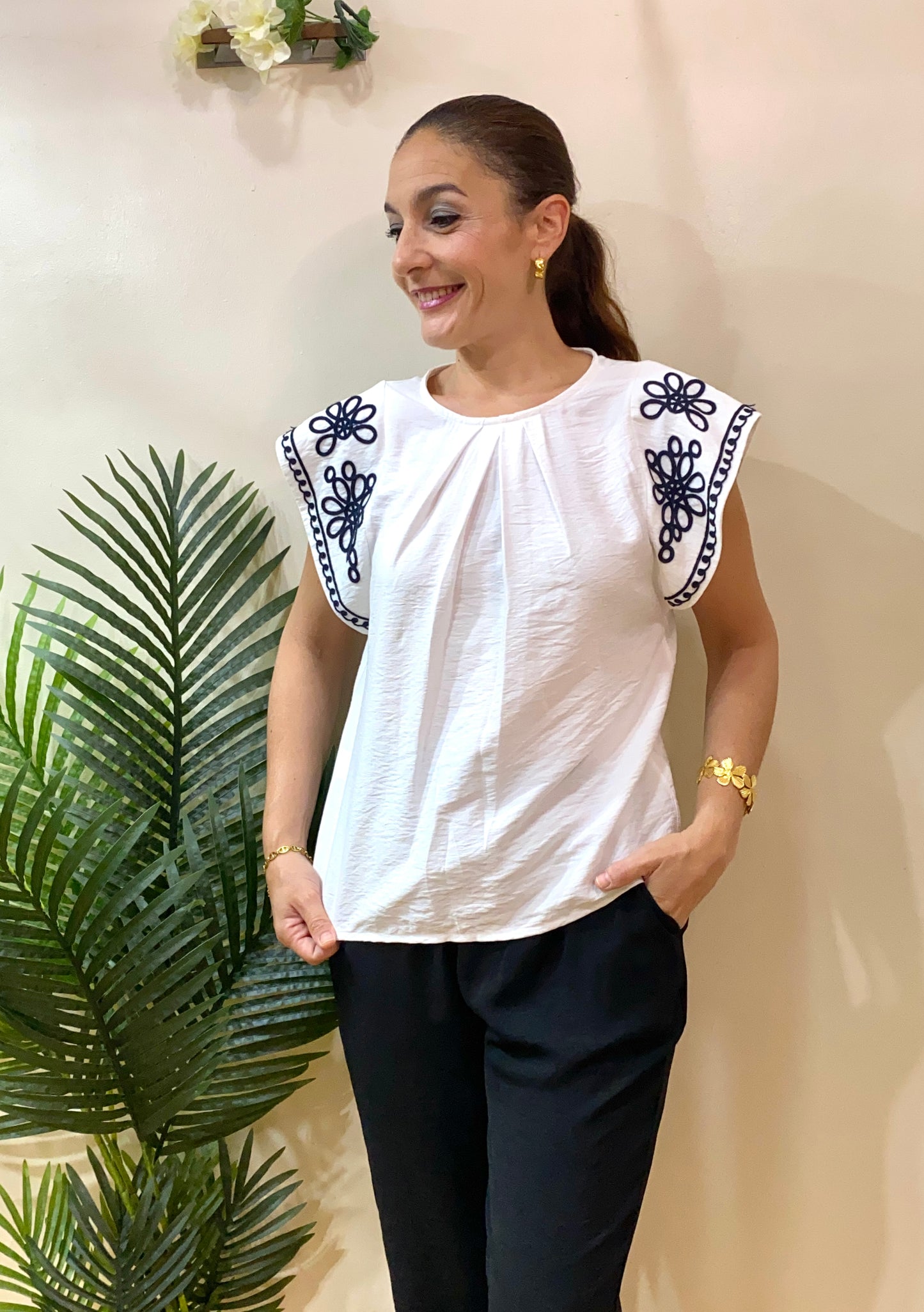 Blusa con bordados en mangas