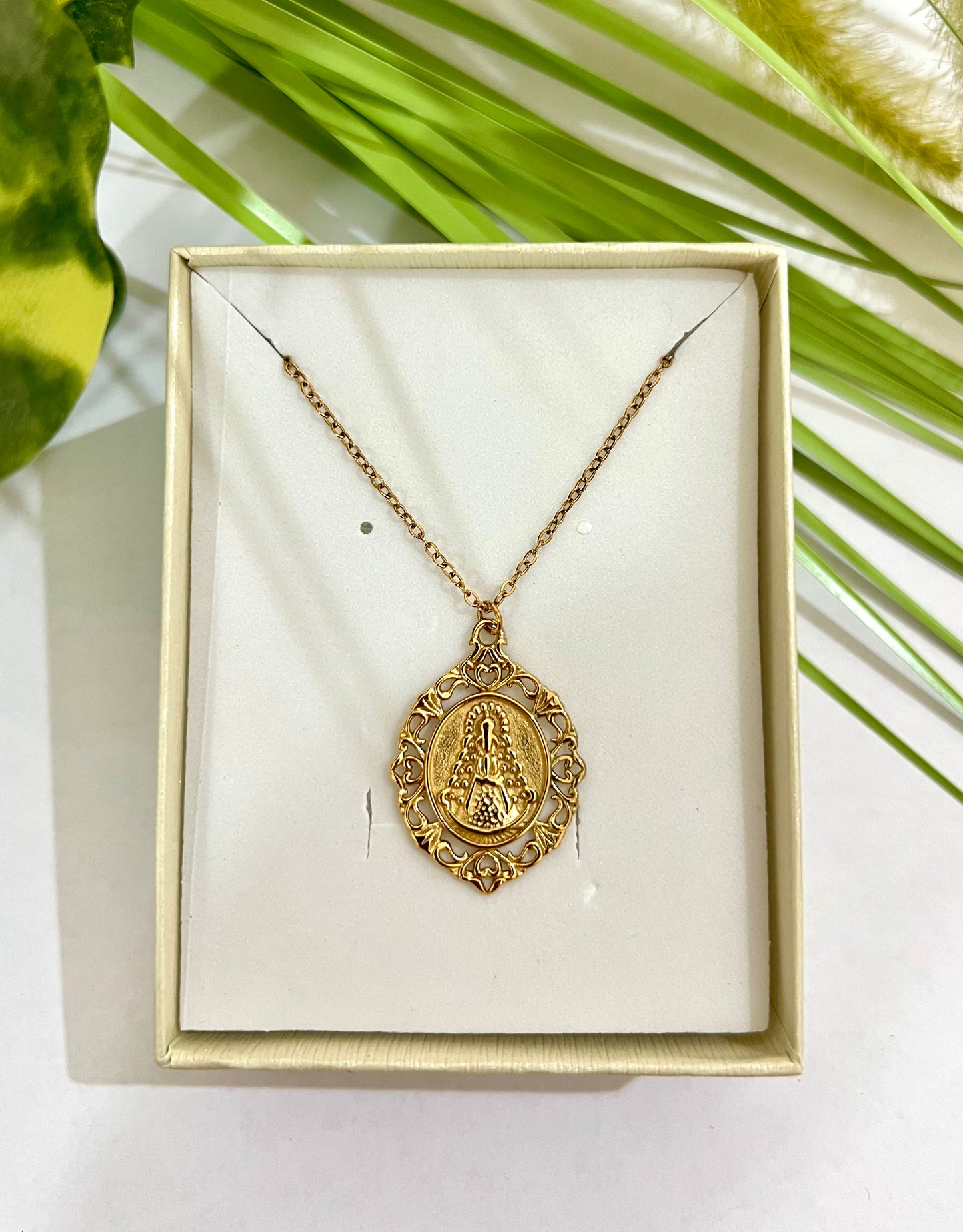 Collar acero con Virgen del Rocío y escudo repujado