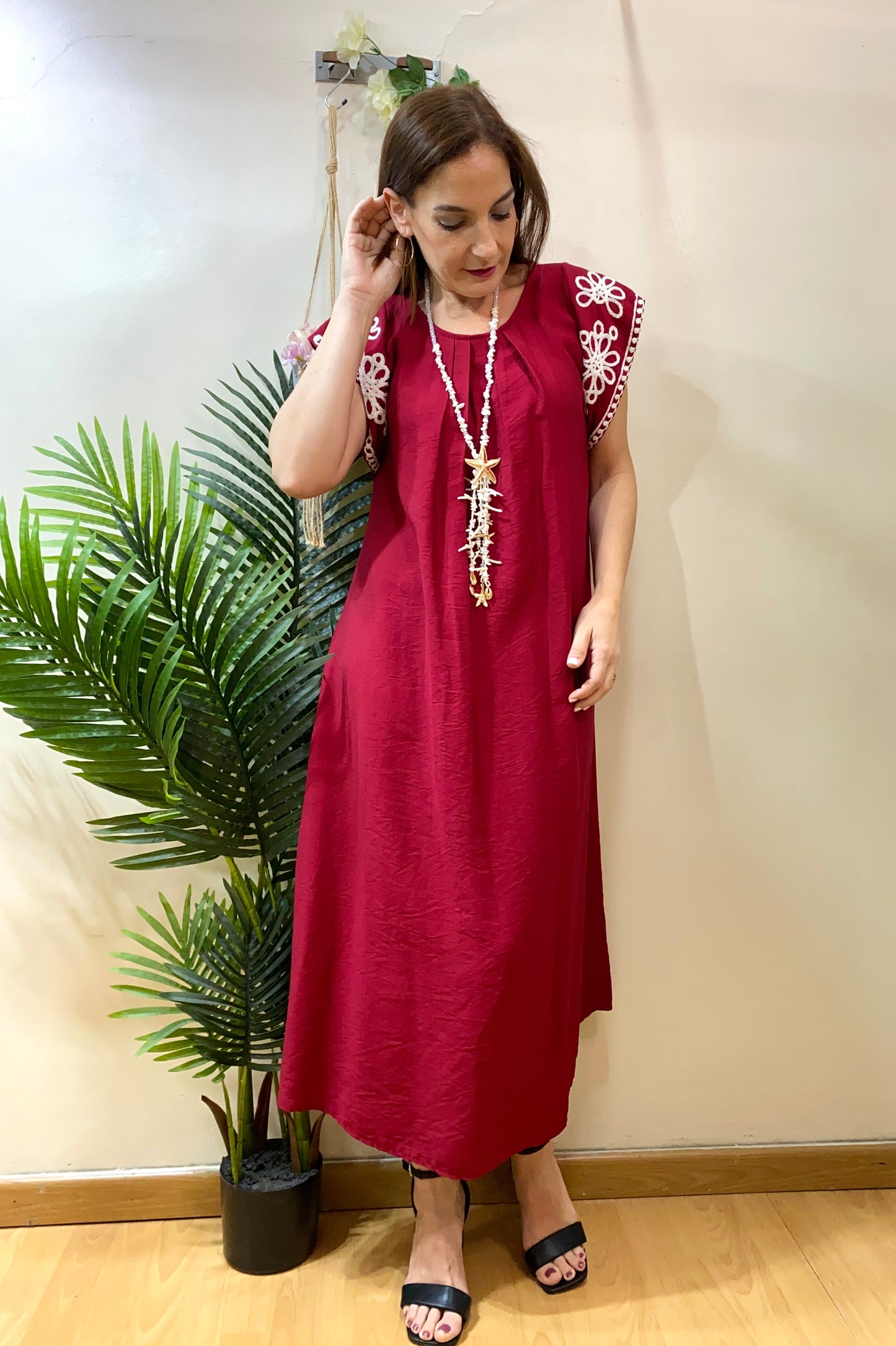 Vestido fluido con bordados