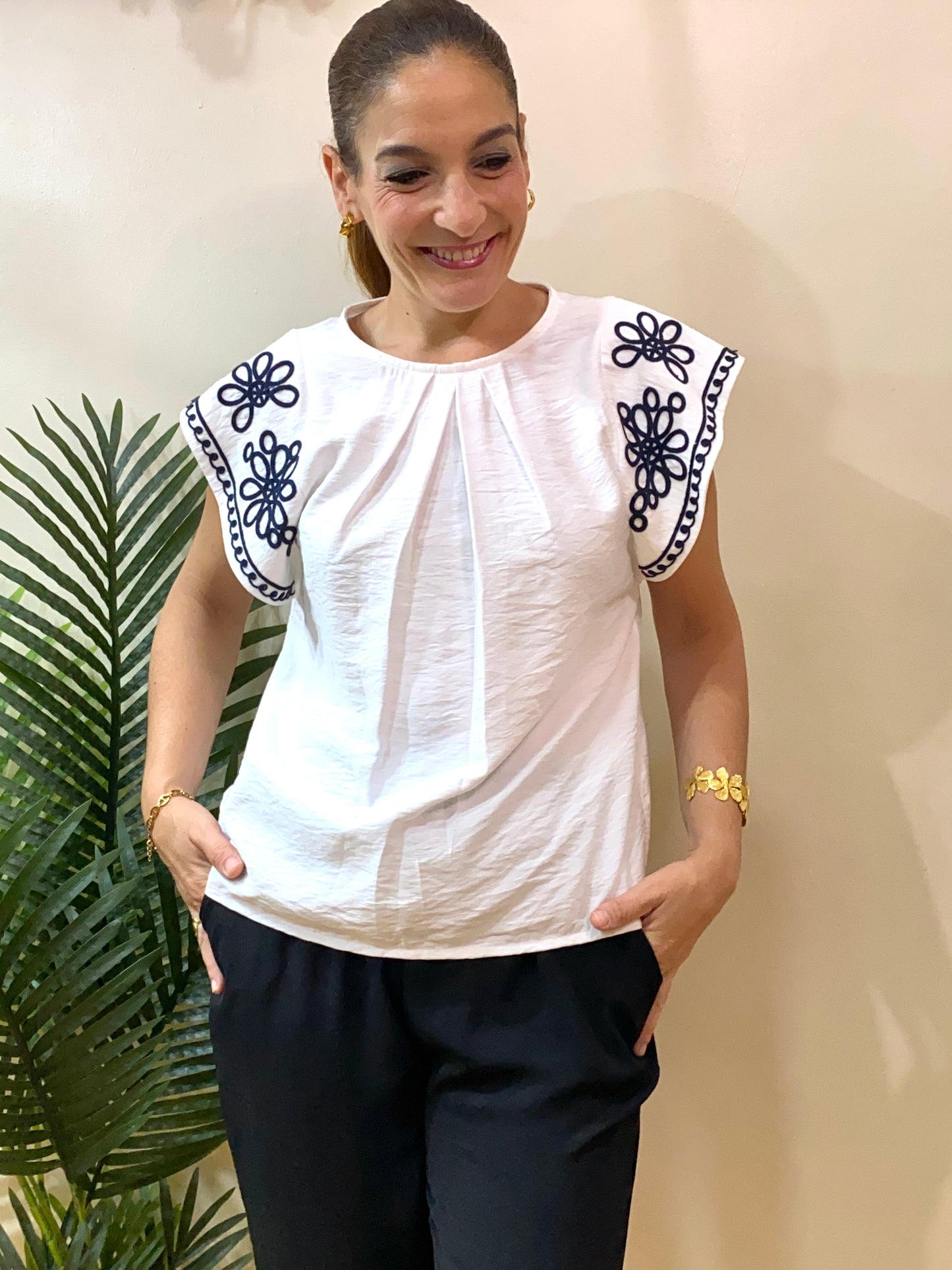 Blusa con bordados en mangas