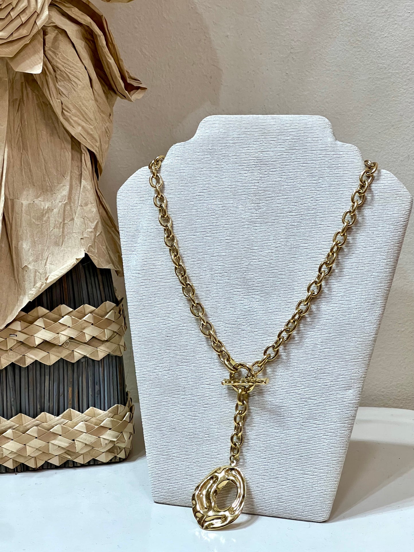 Collar acero corbata y círculo