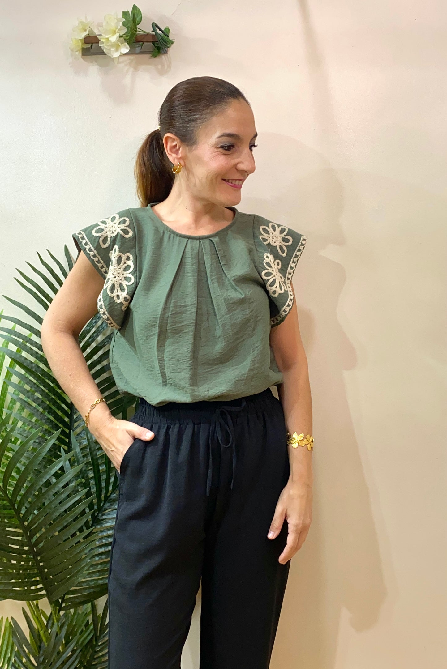 Blusa con bordados en mangas