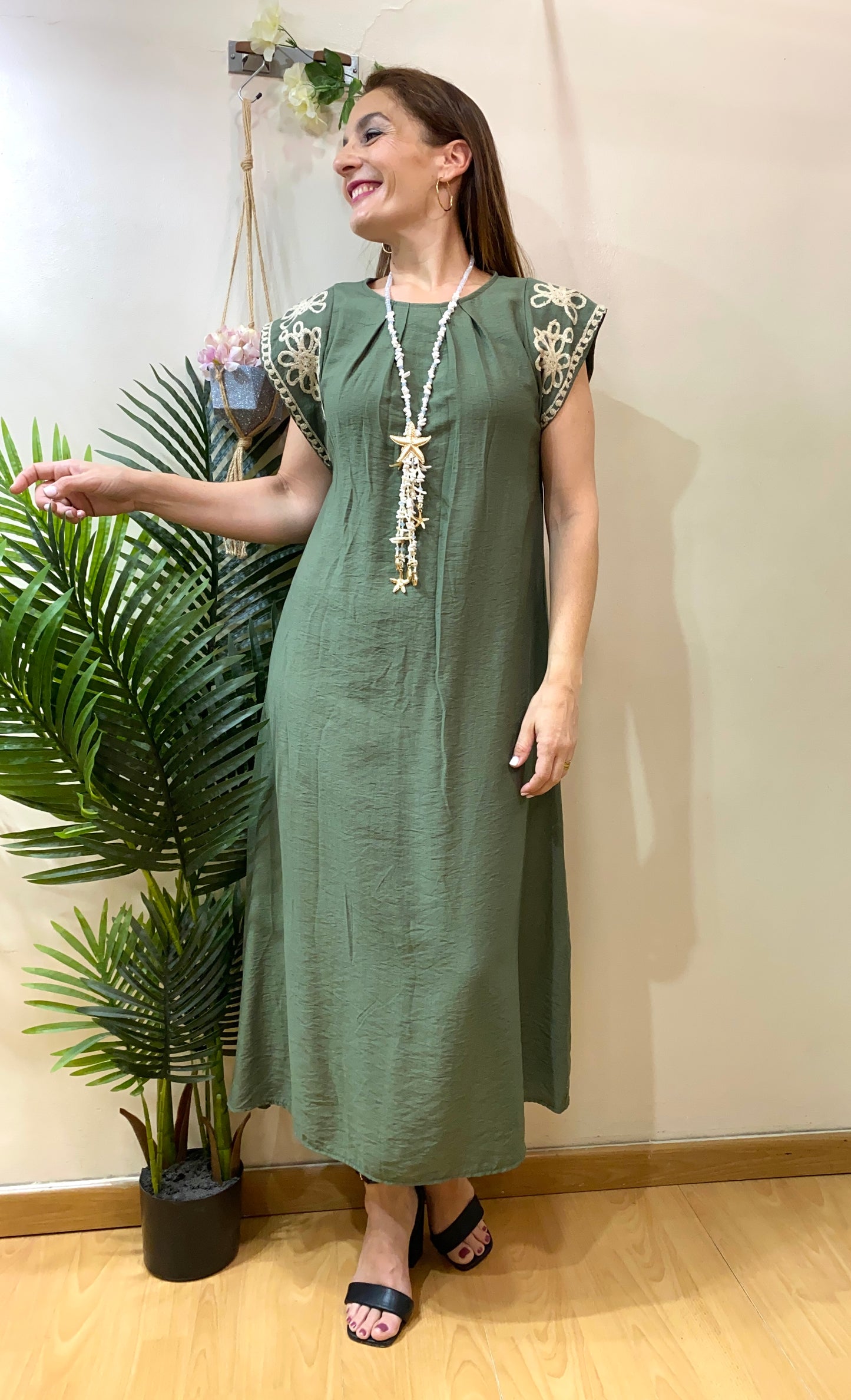 Vestido fluido con bordados