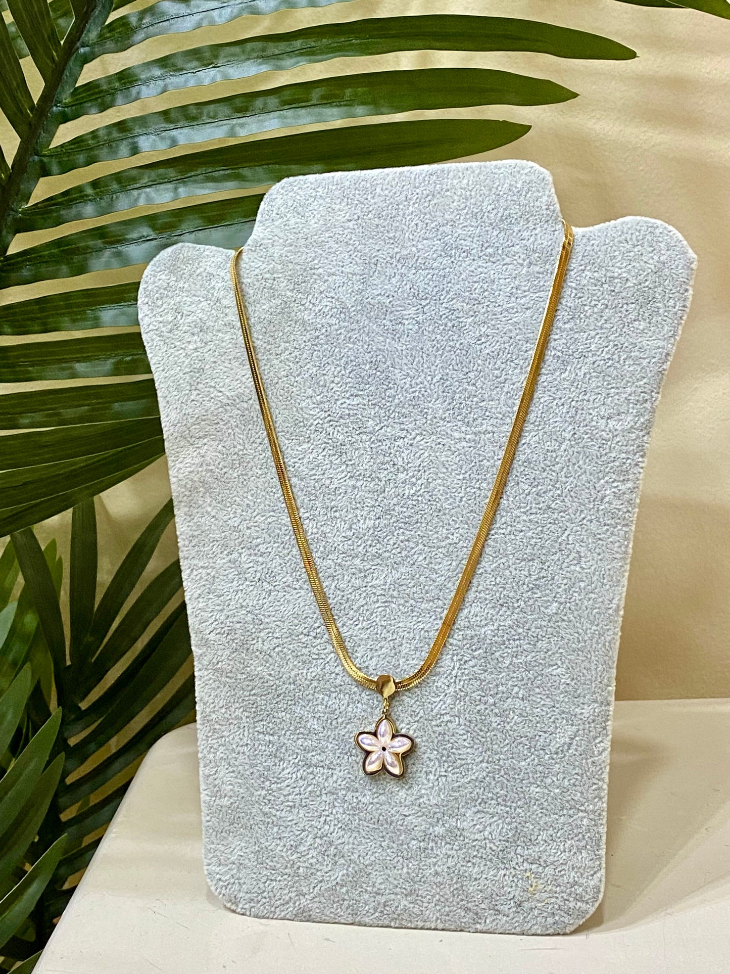 Collar acero centro pétalos anacarados