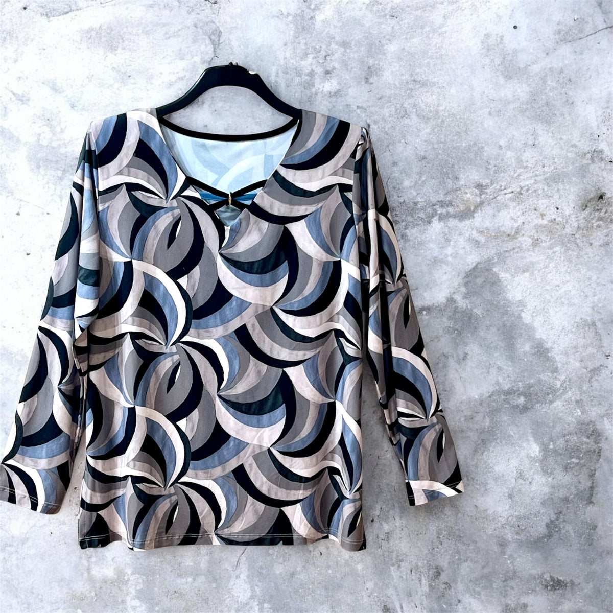Camiseta escote triple línea