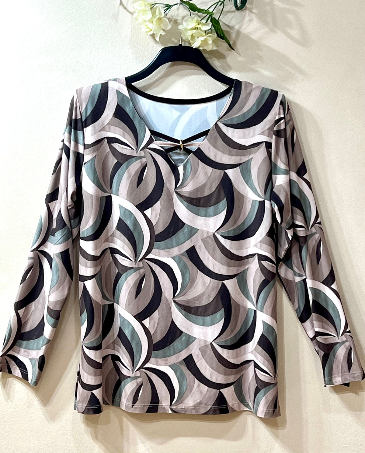 Camiseta escote triple línea