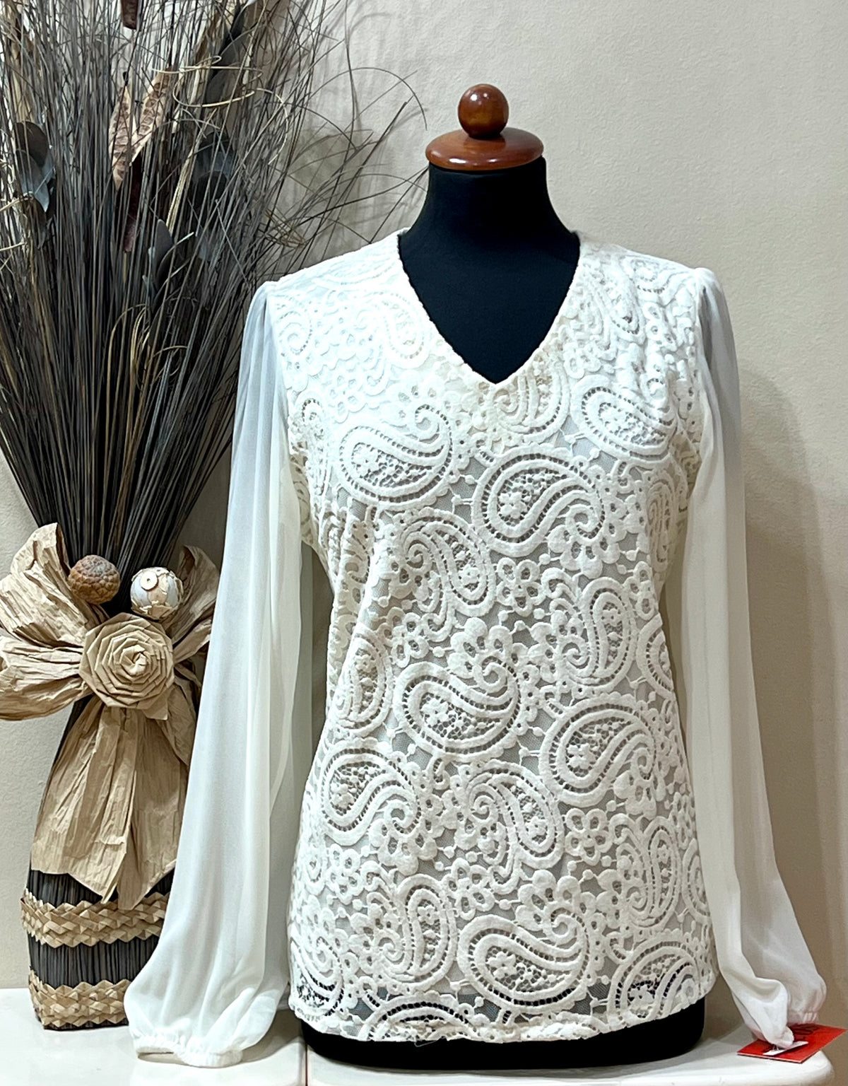 Blusa blonda y gasa