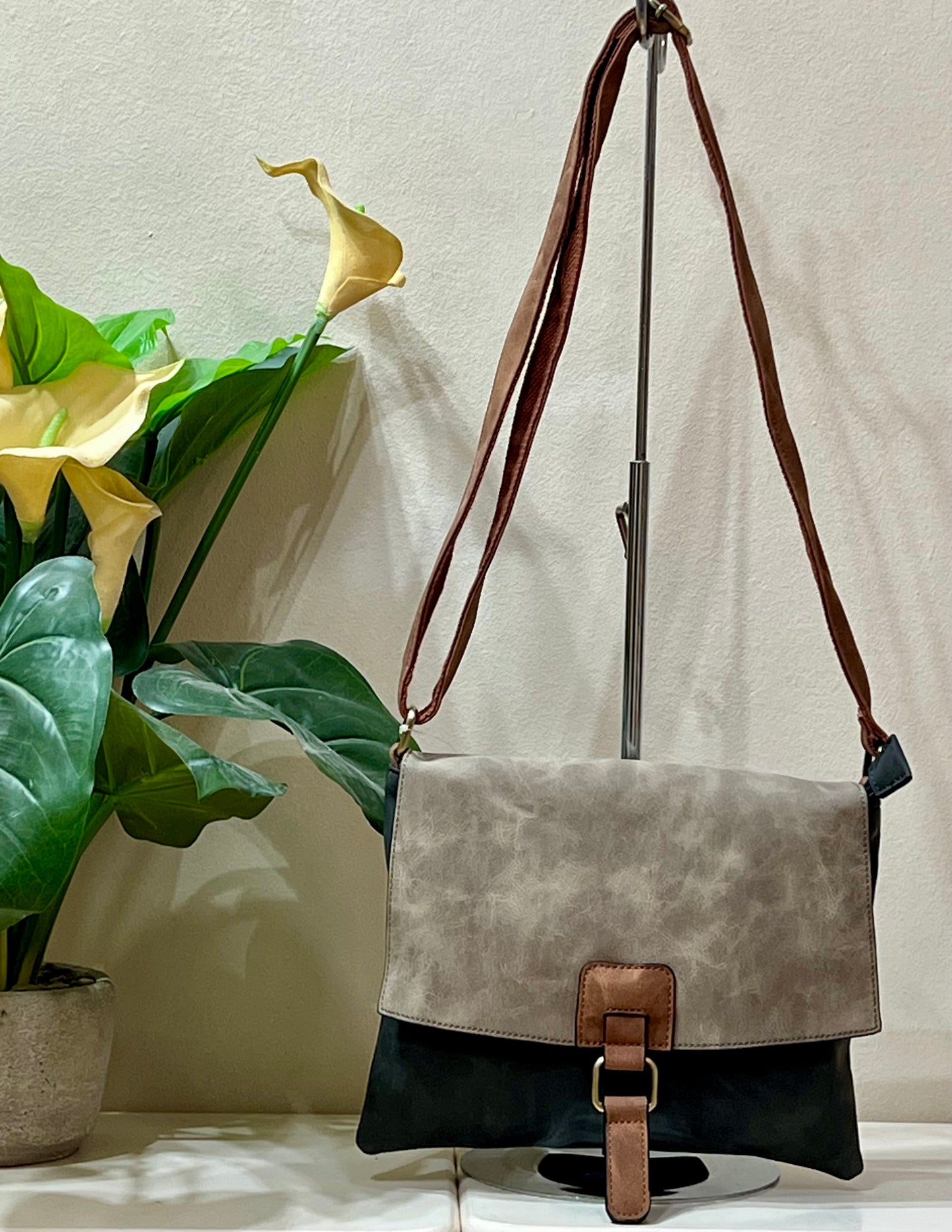 Bolso tapeta y hebilla