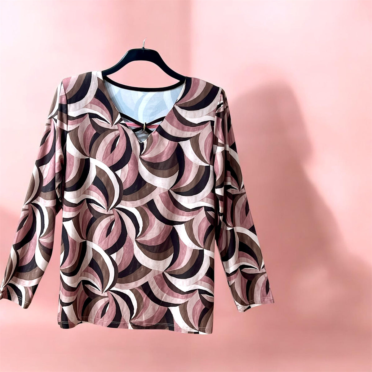 Camiseta escote triple línea