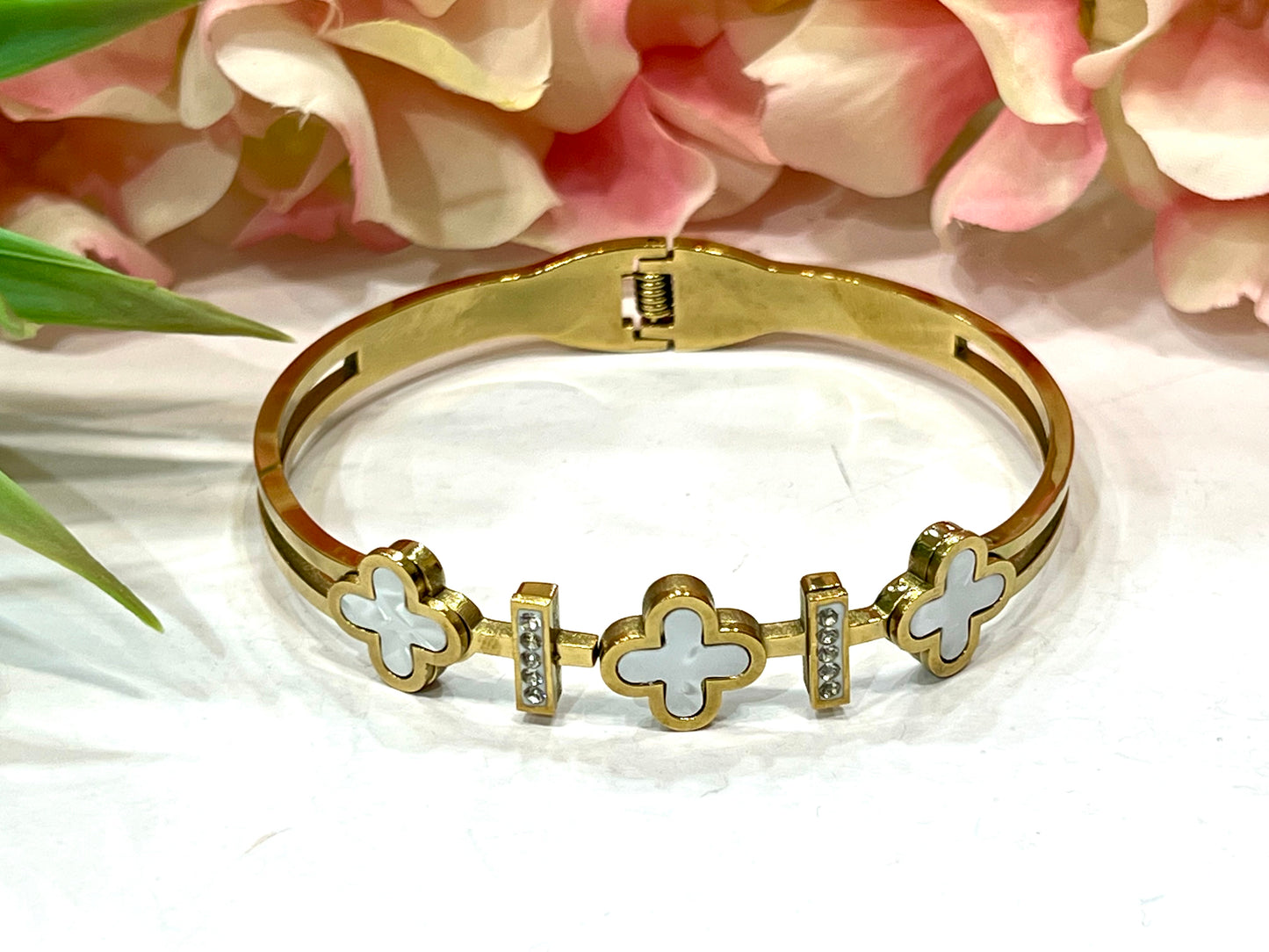 Brazalete acero triple flor anacarada
