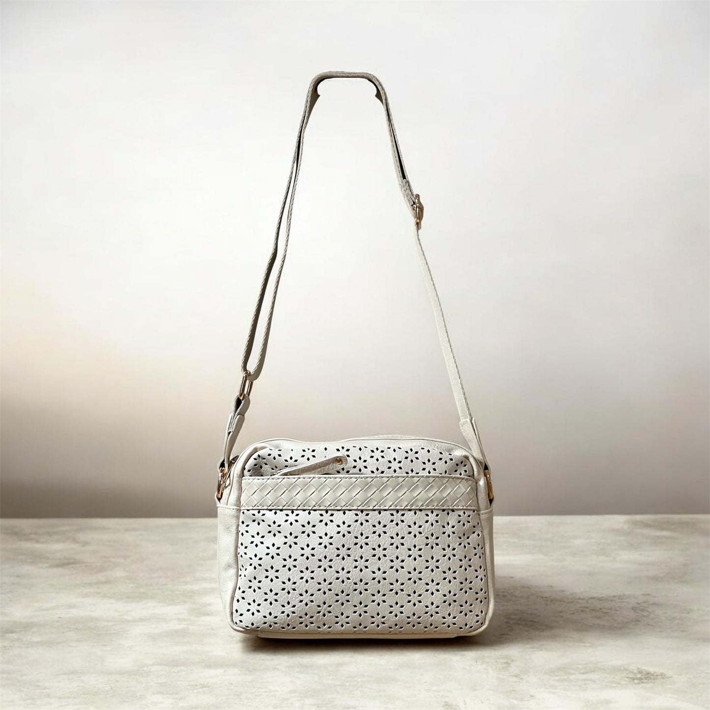 Bolso bandolera perforado