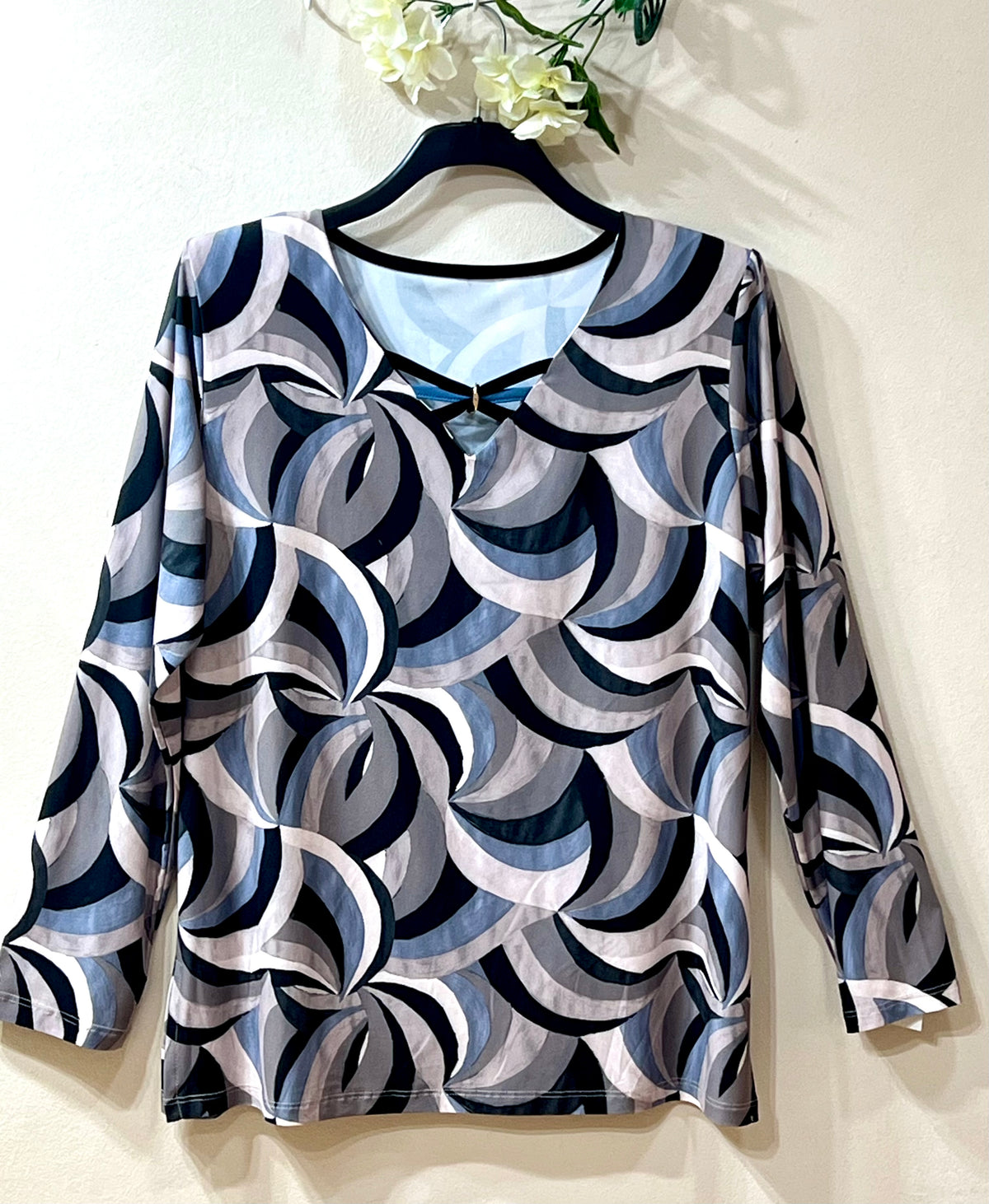 Camiseta escote triple línea