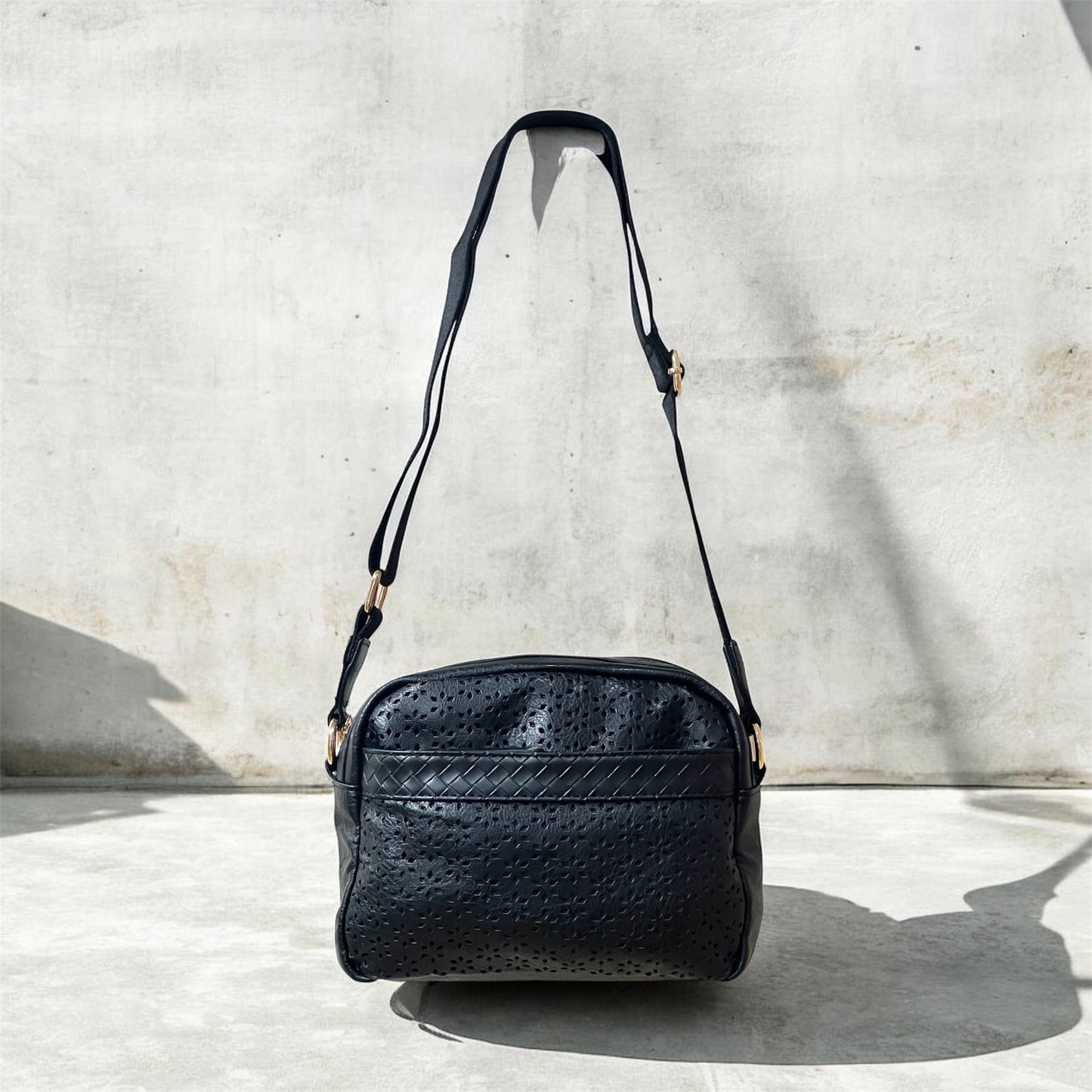 Bolso bandolera perforado