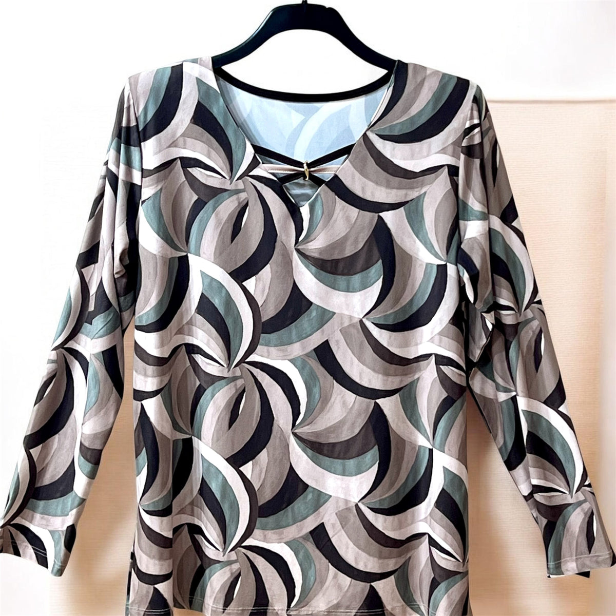 Camiseta escote triple línea