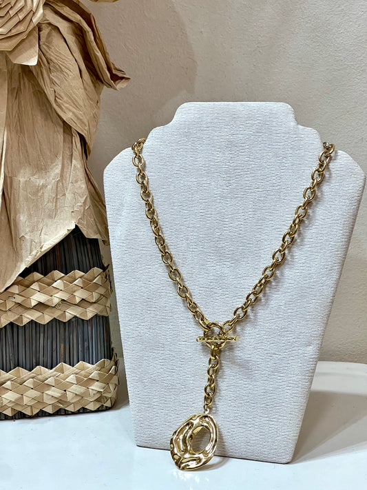 Collar acero corbata y círculo