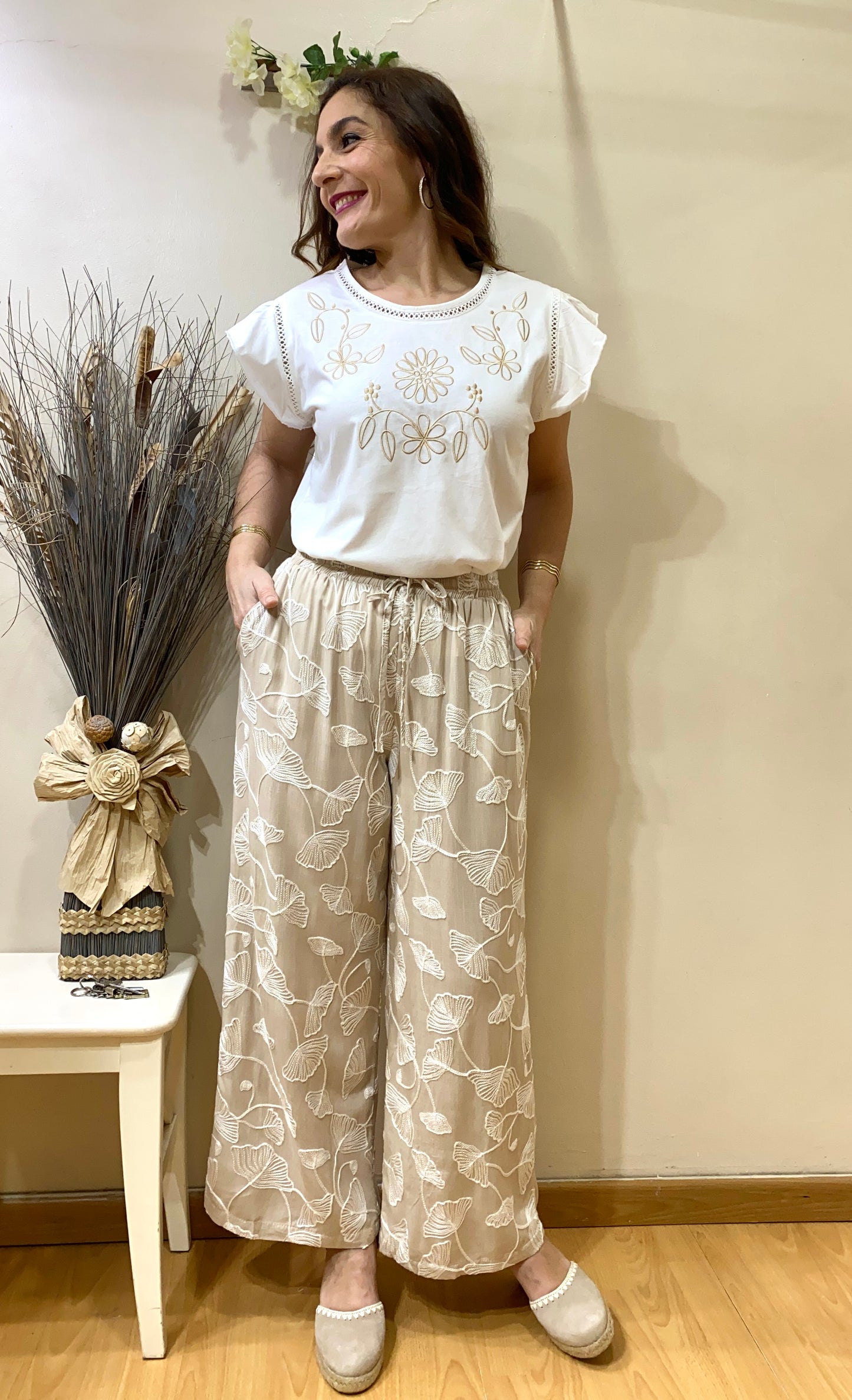 Pantalón bordado hojas
