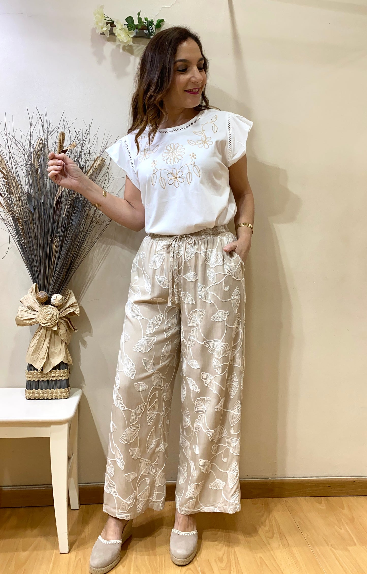 Pantalón bordado hojas