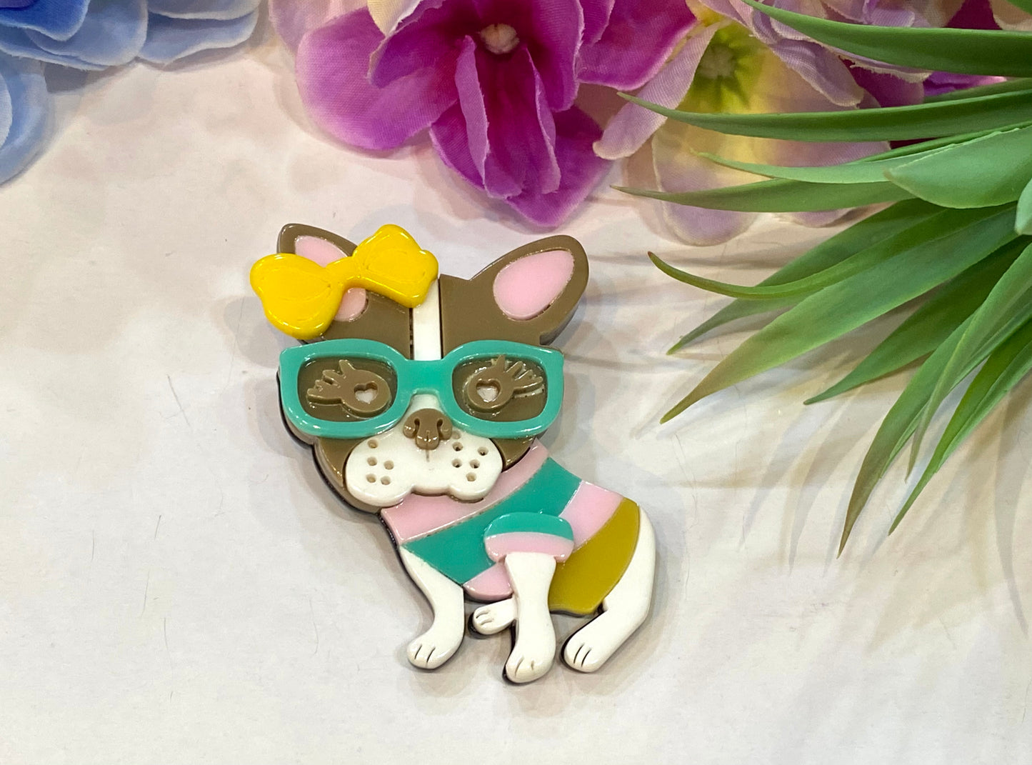 Broche perrita con gafas