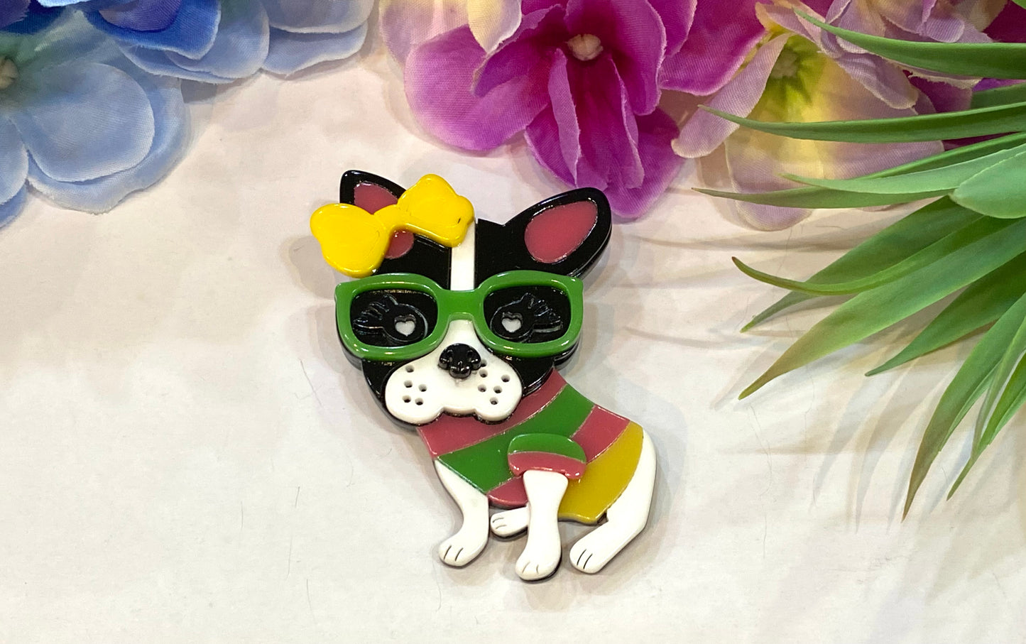 Broche perrita con gafas